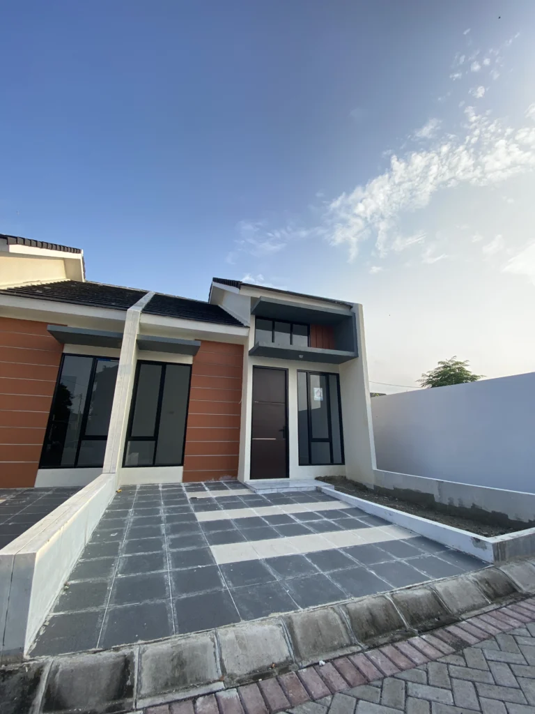 Tampak depan rumah Villa Maharani Residence 7 Bekasi dengan desain modern dan carport.