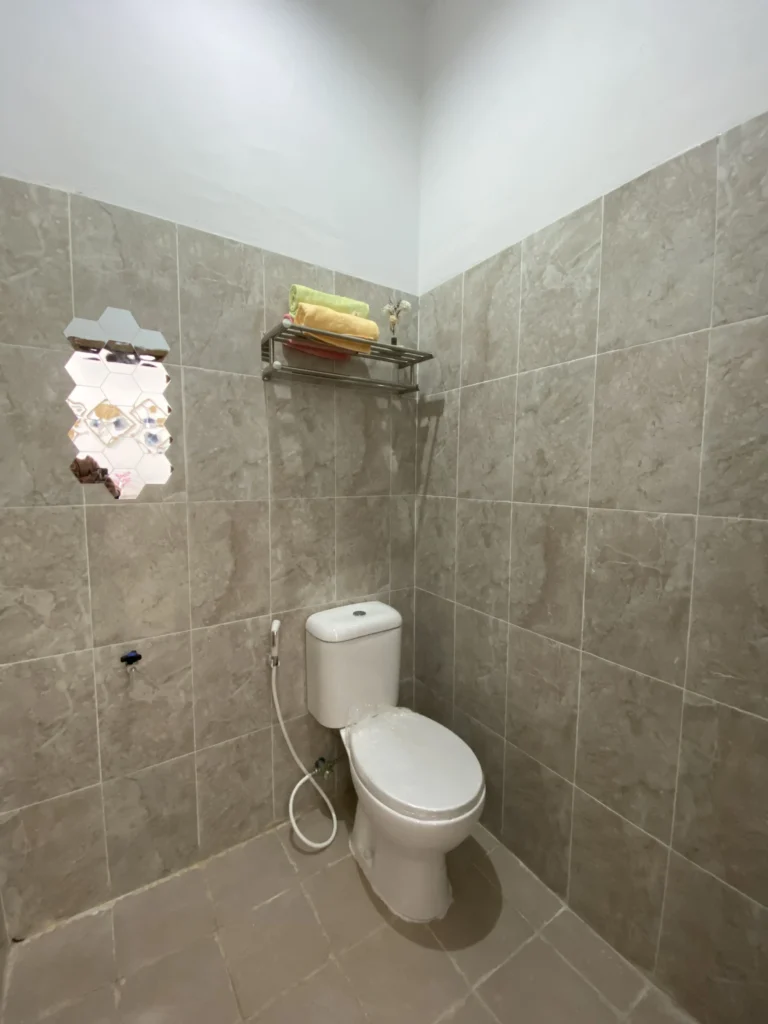 Kamar mandi Villa Maharani Residance 7 Bekasi dengan tempat WCnya duduk