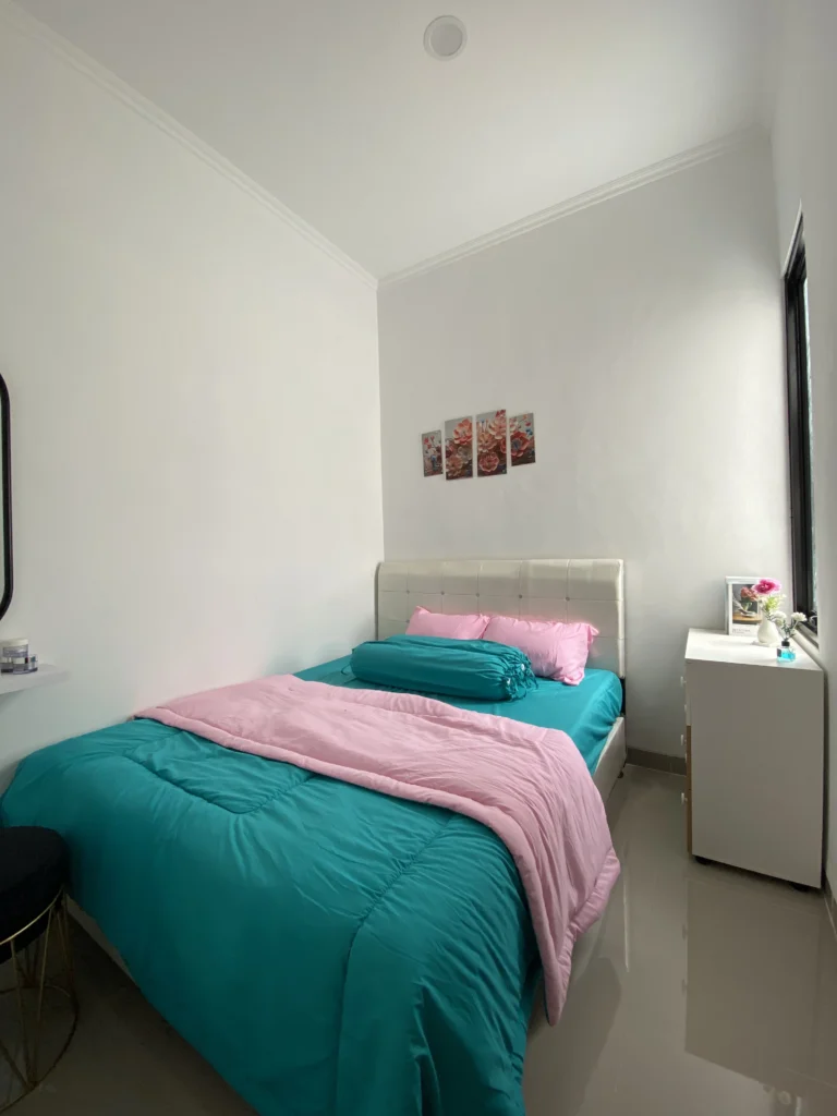 Kamar tidur utama rumah di Villa Maharani Residence 7 Bekasi dengan desain modern dan suasana yang nyaman