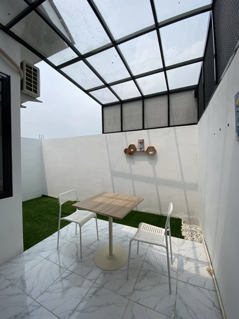 Area belakang rumah Villa Maharani Residence 7 Bekasi dengan atap skylight dan taman kecil