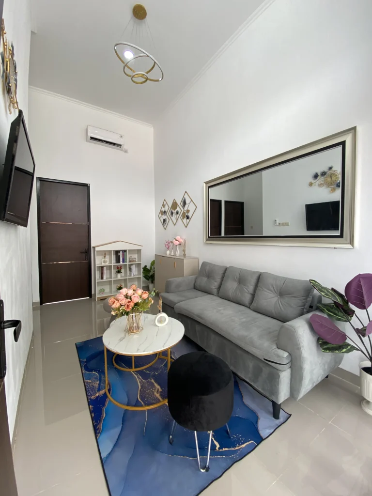 Ruang tamu modern rumah di Villa Maharani Residence 7 Bekasi yang nyaman untuk keluarga.