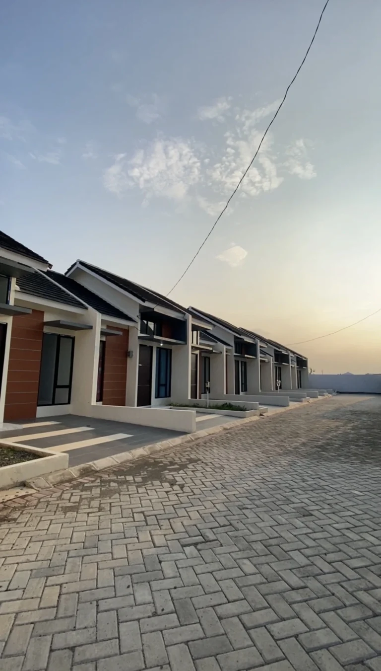 Deretan rumah modern di cluster Villa Maharani Residence 7 Bekasi dengan jalan lingkungan yang luas