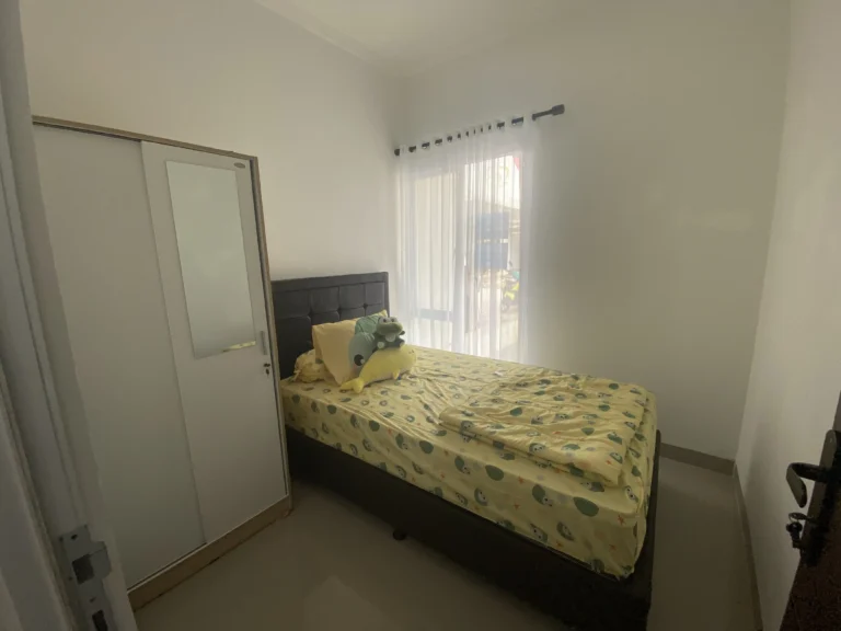 Kamar tidur anak di Ganda Arum Residence 7 Bekasi dengan jendela besar dan pencahayaan alami.