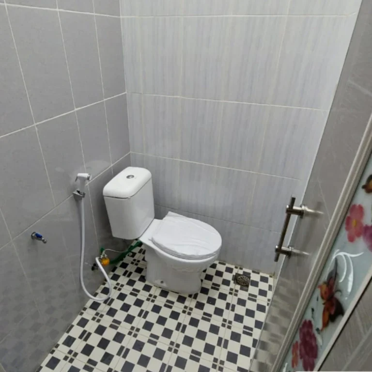 Kamar mandi Nandita Dramaga Bogor dengan desain modern minimalis, keramik rapi, dan sanitasi bersih