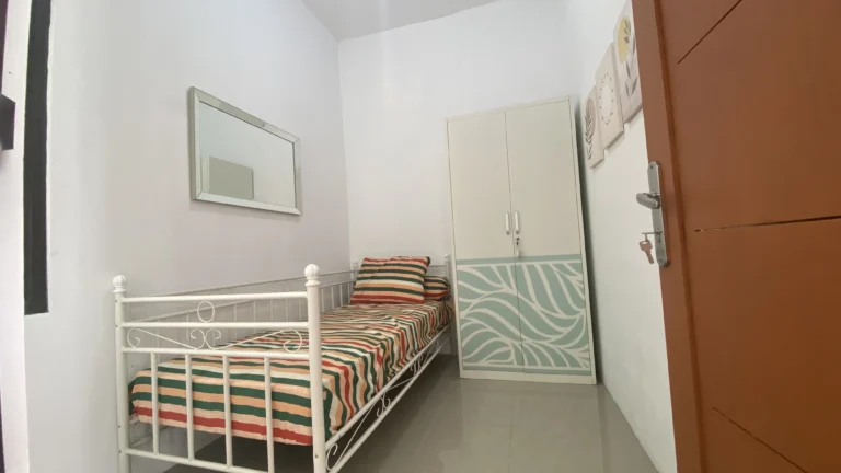 Kamar tidur Nandita Dramaga Bogor dengan desain minimalis, pencahayaan alami, dan tata ruang nyaman