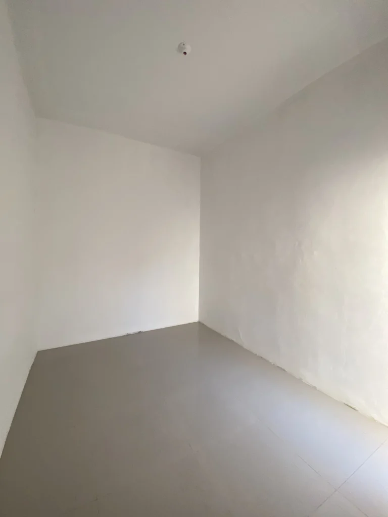 Kamar tidur di Ganda Arum Residence 5 Bekasi dengan desain minimalis dan ruang yang cukup untuk keluarga.