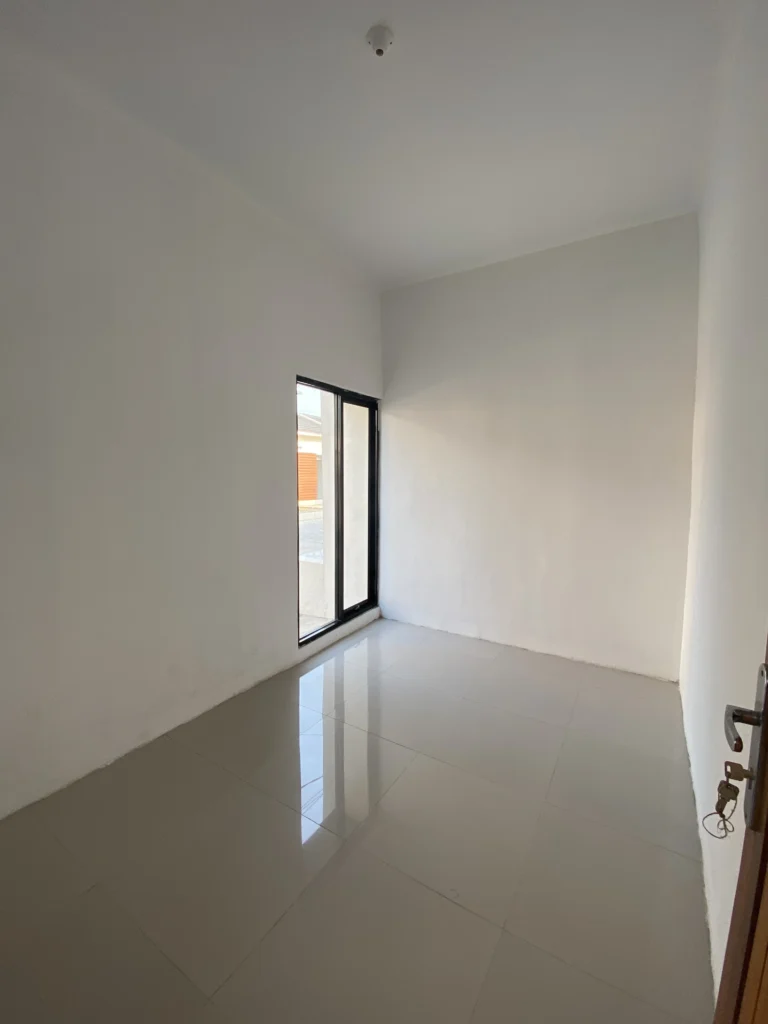 Kamar tidur rumah Ganda Arum Residence 5 Bekasi dengan jendela tinggi untuk sirkulasi udara dan cahaya alami.