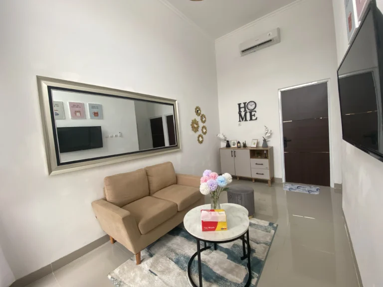 Ruang keluarga rumah Ganda Arum Residence 7 Bekasi dengan desain modern dan ceiling tinggi.