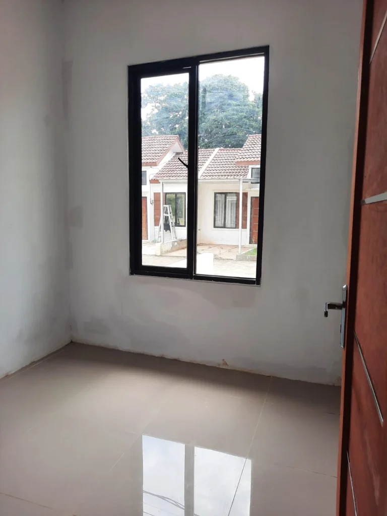 Ruang belakang rumah Golden Tamansari Setu dengan jendela dan pencahayaan alami