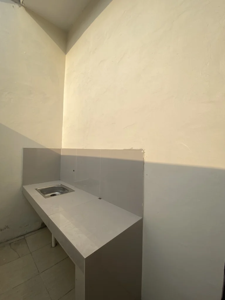 Dapur rumah Ganda Arum Residence 5 Bekasi dengan meja kompor dan area cuci minimalis.