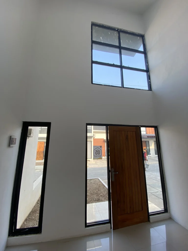 Pintu utama dan jendela depan rumah Ganda Arum Residence 5 Bekasi dengan desain tinggi modern minimalis.