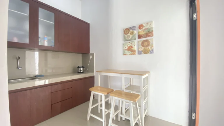 Interior dapur rumah Nandita Dramaga Bogor dengan kitchen set modern minimalis dan desain fungsional.