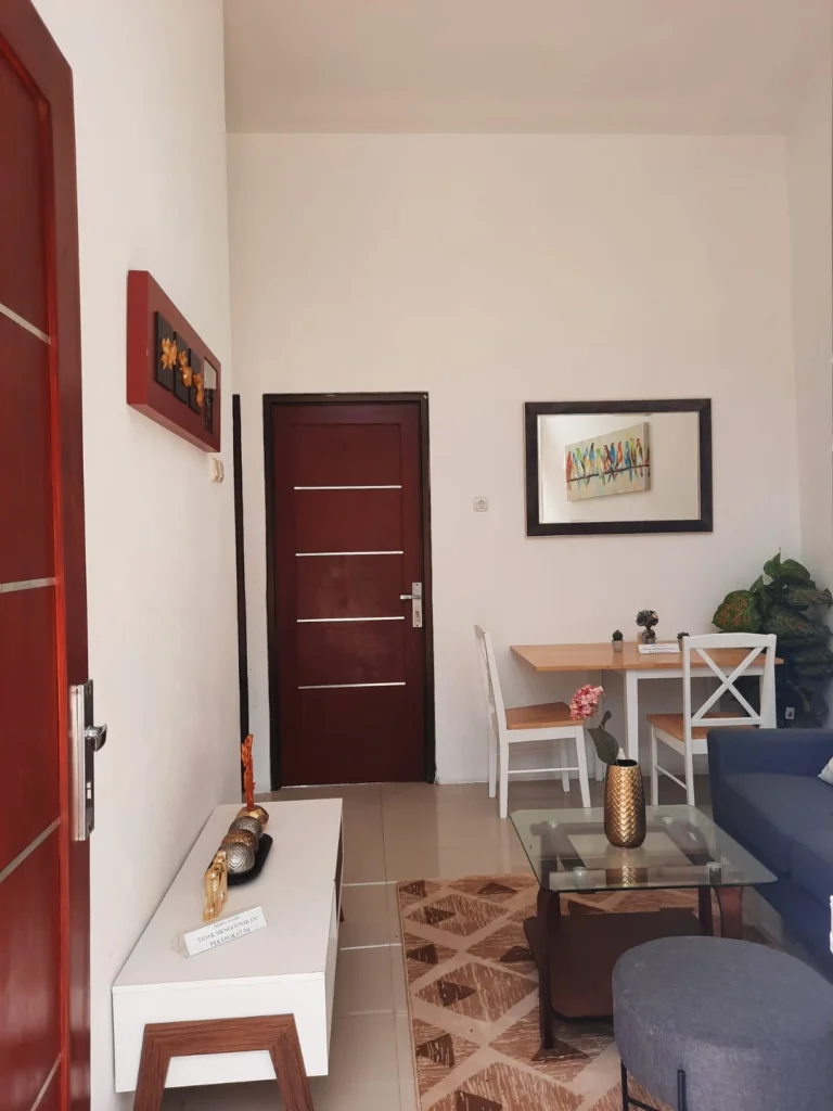 Ruang tengah rumah Golden Tamansari Setu dengan desain modern minimalis dan pencahayaan alami