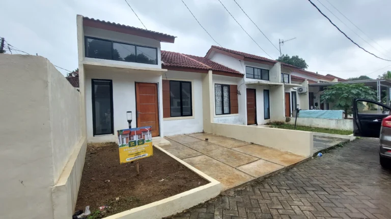 Tampak depan rumah Golden Tamansari Setu Bekasi dengan desain modern dan carport