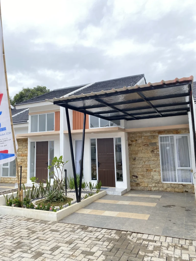 Fasad rumah modern Ganda Arum Residence 7 Bekasi dengan batu alam dan canopy carport.