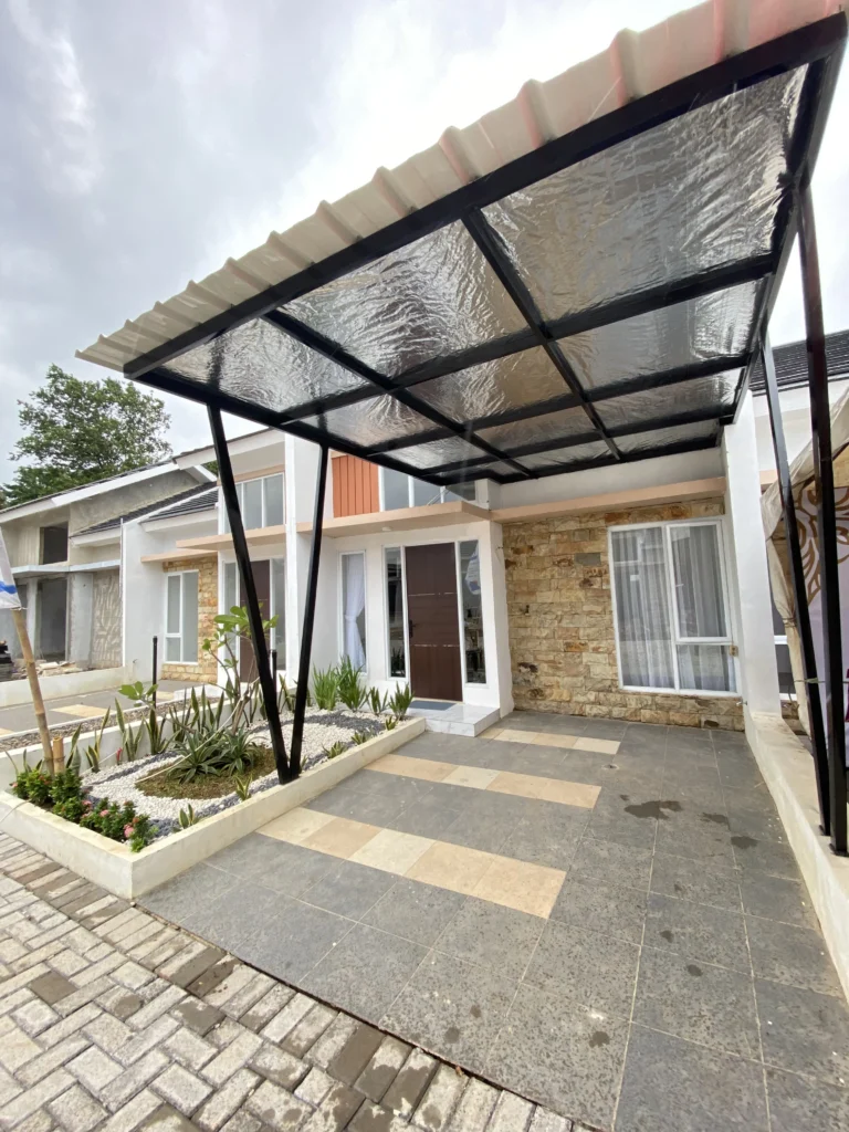 Tampak depan rumah Ganda Arum Residence 7 Bekasi dengan canopy carport dan taman depan rapi.