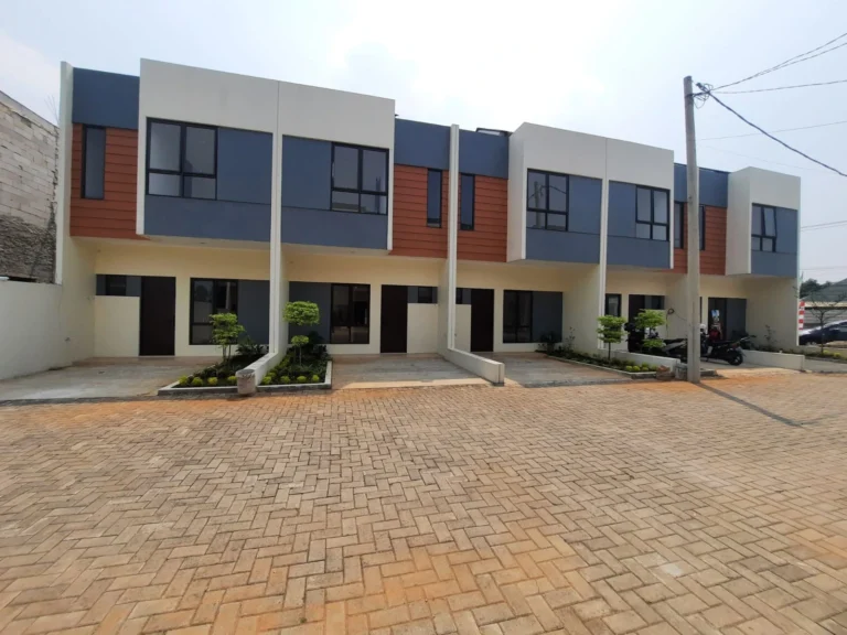 Deretan rumah dua lantai modern minimalis di cluster Royal Grandwis dengan area parkir luas