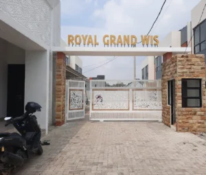 Gerbang utama Royal Grandwis dengan desain modern dan sistem keamanan one gate