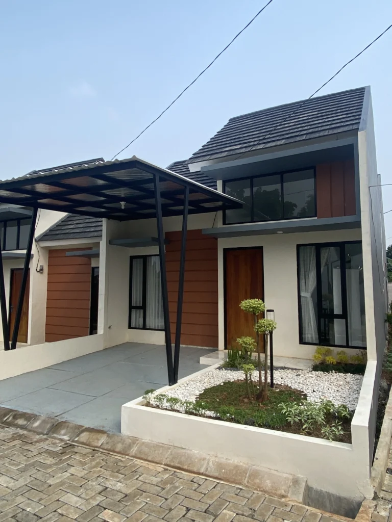 Rumah minimalis di Pesona Arum Residence Bekasi dengan dua lantai mezzanine, jendela kaca besar, dan area carport untuk satu mobil.