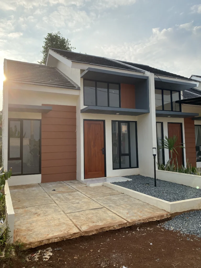 Tampak depan rumah minimalis di Pesona Arum Residence Bekasi dengan kanopi carport, taman depan, dan desain fasad modern.