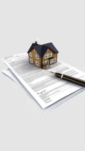 perumahan syariah dengan miniatur rumah di atas dokumen akad dan pena sebagai simbol transaksi properti tanpa riba.