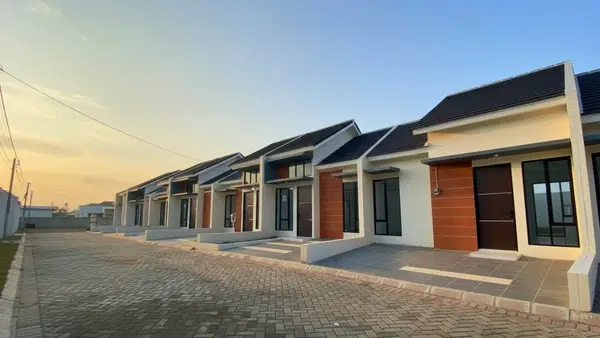 Deretan rumah modern di cluster Villa Maharani Residence 7 dengan jalan lingkungan yang luas