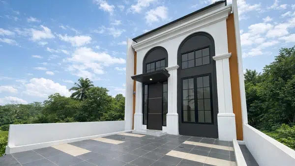 Tampak depan rumah inden yang ada di Kavling Maharani Setu